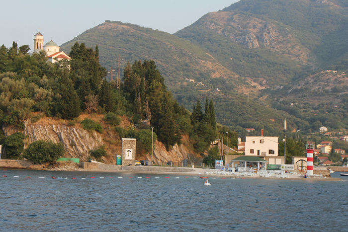 I Montenegro og Kroatien bruger man et anker, der står på hovedet, når man IKKE må ankre. Ikke som herhjemme, hvor man sætter en rød streg over ankeret, når ankring er forbudt.  