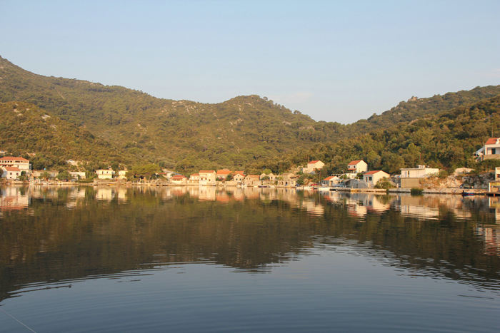 Vor første overnatning i Kroatien blev på øen Mljet i den lille bugt Okuklje. En meget beskyttet bugt med et utal af restauranter med hver sin bro. Det kunne lige så godt have været i Tyrkiet.