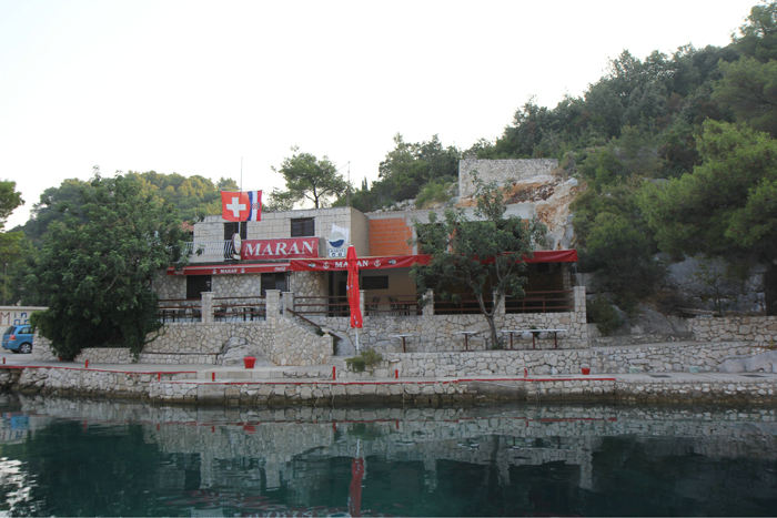 Okuklje bugten på Mljet. Vi valgte at tage imod en mooring-line ved restaurant Maran, vel vidende, at vi så skulle spise der. Det var nu ikke nogen kulinarisk oplevelse.