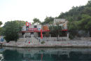 Okuklje bugten på Mljet. Vi valgte at tage imod en mooring-line ved restaurant Maran, vel vidende, at vi så skulle spise der. Det var nu ikke nogen kulinarisk oplevelse.