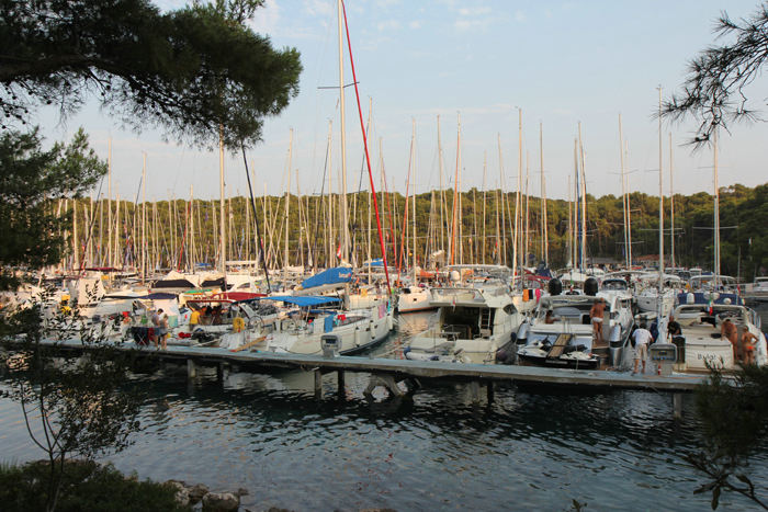 Vi forsøgte at finde en ankerplads i bugten Vinogradisce, men måtte opgive. Der var simpelthen ikke plads, og valgte at gå ind til Marina Palmizana, vor første og dyreste marina i Kroatien.