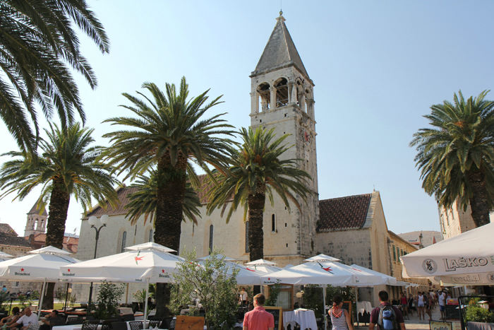 Parti fra Trogir. Havnepromenaden med en af de gamle kirker. Byen var absolut et besøg værd.