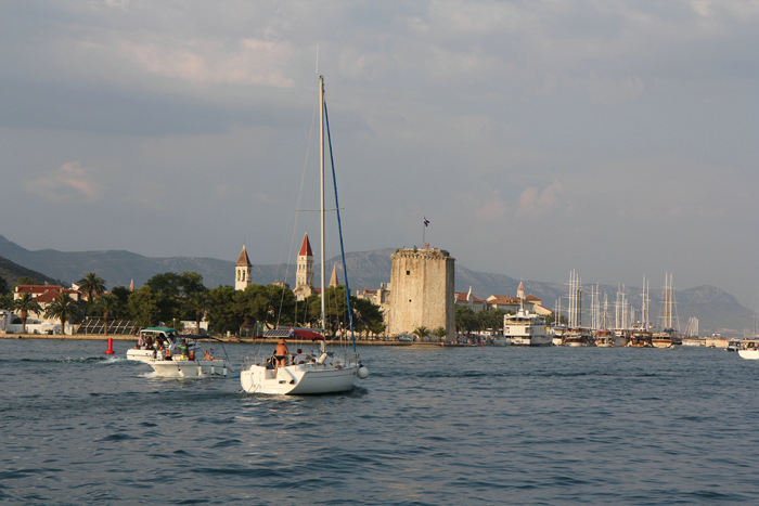 Trogir set ude fra marinaen, hvor vi lå. Trogir er optaget på UNESCOs liste over bevaringsværdige byer og er en rigtig flot by.