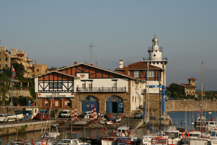 Marinaen i Getxo (Bilbao) er bygget uden på den gamle fiskerihavn, som ses på billedet. Det gav lidt uro, når fiskerbådene sejlede forbi os.