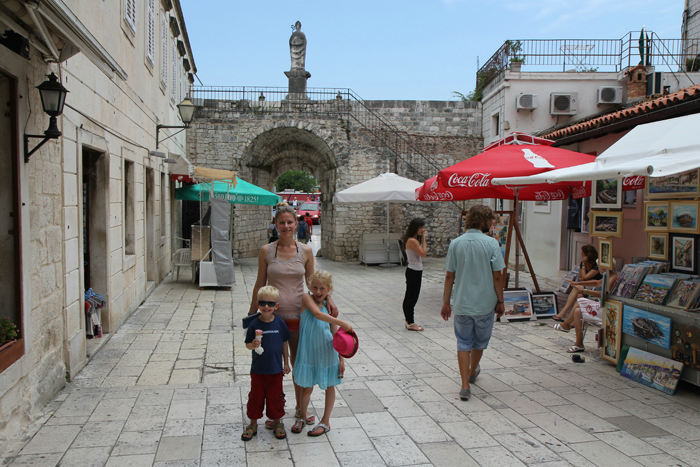 Kasper, Maiken og Julie foran Nord Porten i Trogir. (Foto Jakob) 