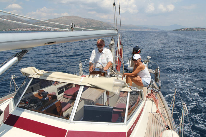 Nausikaa på fuld fart nord på fra Trogir til en ankerbugt ved Uvala Saline. For en gang skyld havde vi lidt vind, men desværre var den lige imod. (Foto Jakob)