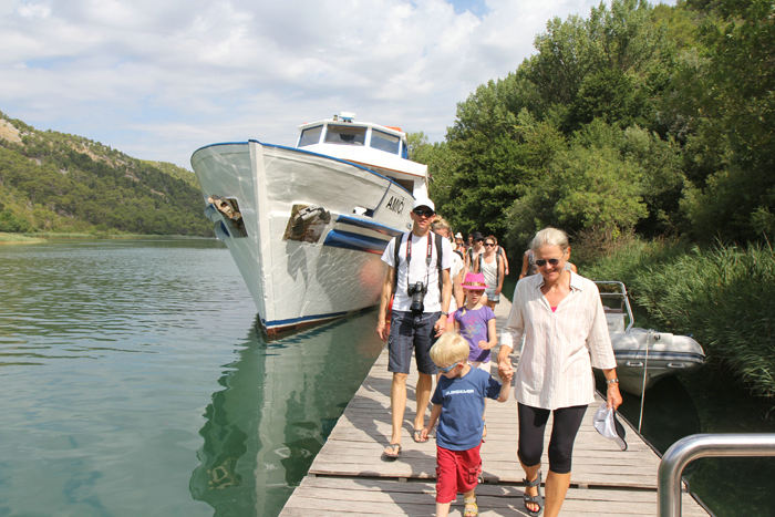 Vi tog båden fra Skradin ind til Krka National Park. Her er Jakob, Julie, Kasper og skipperinden på vej ind ad landgangsbroen til nationalparken.  
