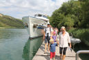 Vi tog båden fra Skradin ind til Krka National Park. Her er Jakob, Julie, Kasper og skipperinden på vej ind ad landgangsbroen til nationalparken.  