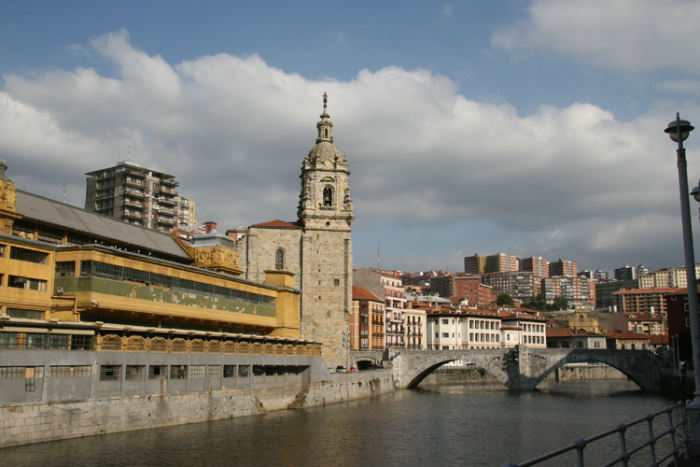 Saint Anthony kirken og broen i Bilbao. Den lange gule bygning til venstre i billedet er markedshallen - Mercado de la Ribera.
