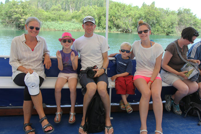 Skipperinden, Julie, Jakob, Kasper og Maiken på vej op til øen Visovac i Krka floden. 