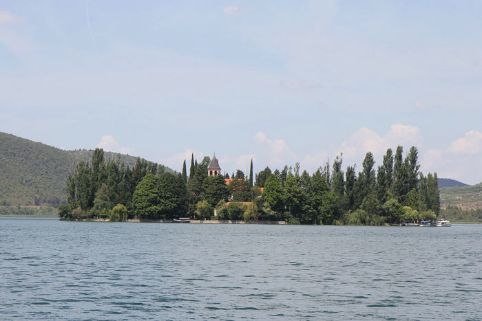 Øen Visovac i Krka floden med Franciscan Monastery of Our Lady of Mercy, samt Church of Our Lady of Visovac, bygget i 1445.