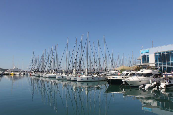 Da vi kom til Marina Kastela, var der næsten ikke en båd i marinaen, men lørdag morgen var marinaen fyldt helt op med charterbåde.