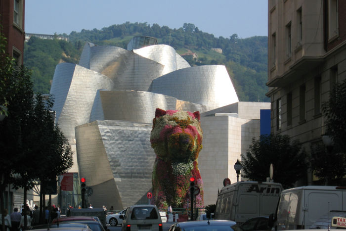 Et af målene med turen til Bilbao var et besøg på det verdensberømte Guggenheim Museum. Hunden var varetegn for en tidligere udstilling, men har fået lov til at blive stående.