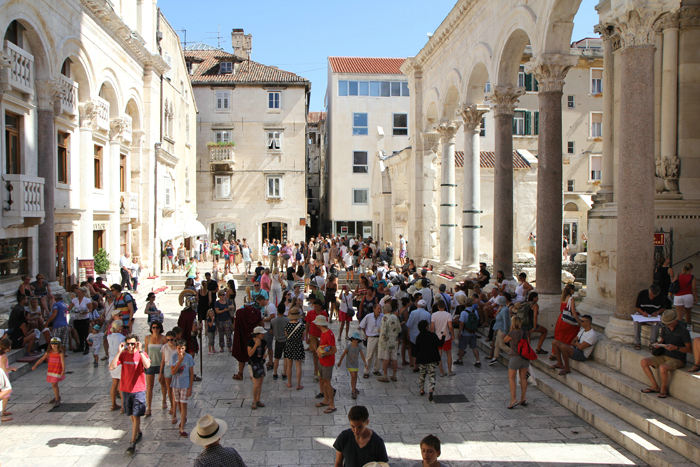 Vi kom lidt tidligt til Split og Diokletians Palads, men det varede ikke længe før der var godt fyldt op med turister. Splits gamle bydel inkl. Diokletians Palads er med på UNESCOs liste. (Foto Jakob)