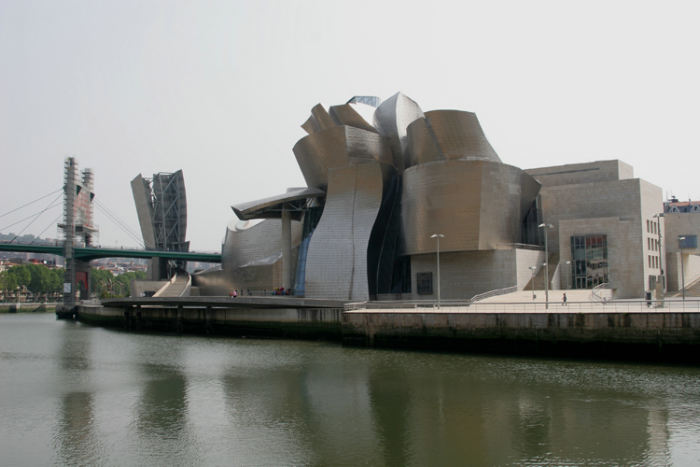 Guggenheim Museet i Bilbao forestiller et skib og er fremstillet af tre forskellige materialer: Konstruktionen er af stål og sandsten og hele bygningen er beklædt med titanium. (Foto Jakob)