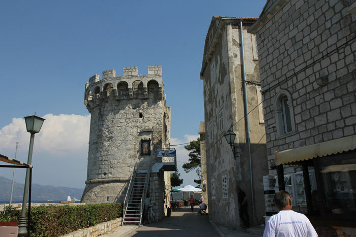 Der var en høj mur rundt om hele Korcula by. Der var flere tårne og forsvarsværker rundt på muren. 