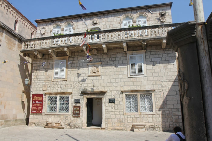 En af de mange flotte gamle bygninger i Korcula by. Bygningen er nu indrettet til museum.