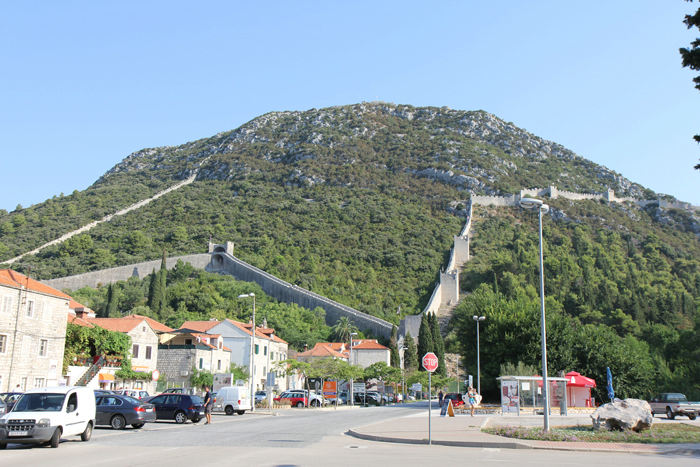 Ston og muren, der går fra Ston til Mali Ston, der ligger til højre uden for billedet. 