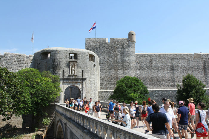 Pile Porten ind til Dubrovnik. Vi var ikke de eneste turister den dag. Der var 3 store krydstogtskibe i havnen.
