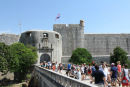 Pile Porten ind til Dubrovnik. Vi var ikke de eneste turister den dag. Der var 3 store krydstogtskibe i havnen.