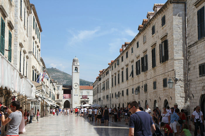 Placa (Stradun), hovedgaden i Dubrovnik. For enden af gaden ligger det store Klokketårn.
