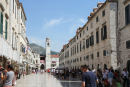 Placa (Stradun), hovedgaden i Dubrovnik. For enden af gaden ligger det store Klokketårn.