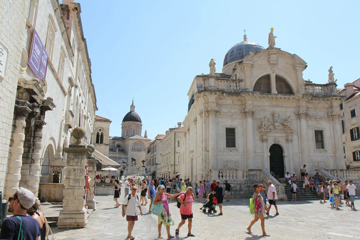 St. Blaise Kirken og i baggrunden Katedral Treasur i den gamle bydel i Dubrovnik.