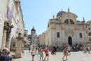 St. Blaise Kirken og i baggrunden Katedral Treasur i den gamle bydel i Dubrovnik.