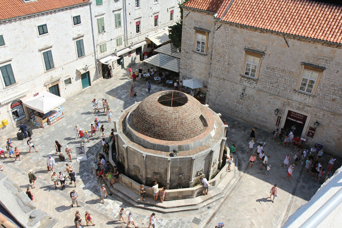 Den store Onofrio’s Fontæne lige inden for Pile Porten i Dubrovnik, set oppe fra muren rundt om byen.