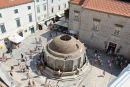 Den store Onofrio’s Fontæne lige inden for Pile Porten i Dubrovnik, set oppe fra muren rundt om byen.