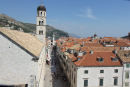 Placa (Stradun), hovedgaden i Dubrovnik, set oppe fra muren rundt om byen. For enden af gaden ligger det store Klokketårn.