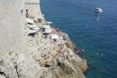 Der er et par udgange ud mod vandet i muren rundt om Dubrovnik. Ved en af udgangene ligger Buza beach bar, hvor man også bader fra.