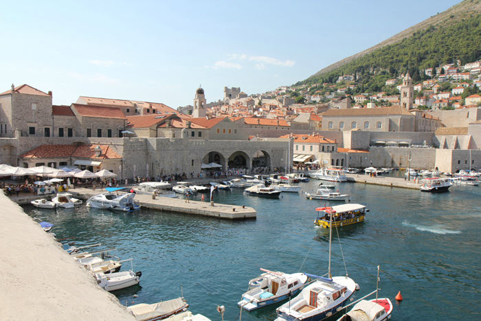 Den gamle havn i Dubrovnik set oppe fra muren, der går hele vejen rundt om byen. 