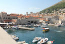Den gamle havn i Dubrovnik set oppe fra muren, der går hele vejen rundt om byen. 