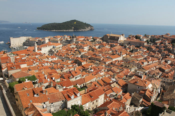 Et vue ud over den gamle bydel i Dubrovnik oppe fra Fort Minceta.