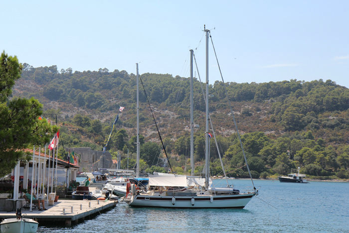 Nausikaa fortøjet ved restaurant Calypsos bro i Polace i Nationalparken Mljet. For øvrigt en rigtig god restaurant.