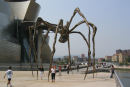 Louise Bourgeois's skulptur Maman uden for Guggenheim musseet i Bilbao. Skulpturen forestiller en kæmpeedderkop.