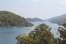 Bugten ved Polace i National Park Mljet. Der var ingen bykaj, kun restaurantbroer og så kunne man selvfølgelig ligge for anker, hvad mange gjorde.