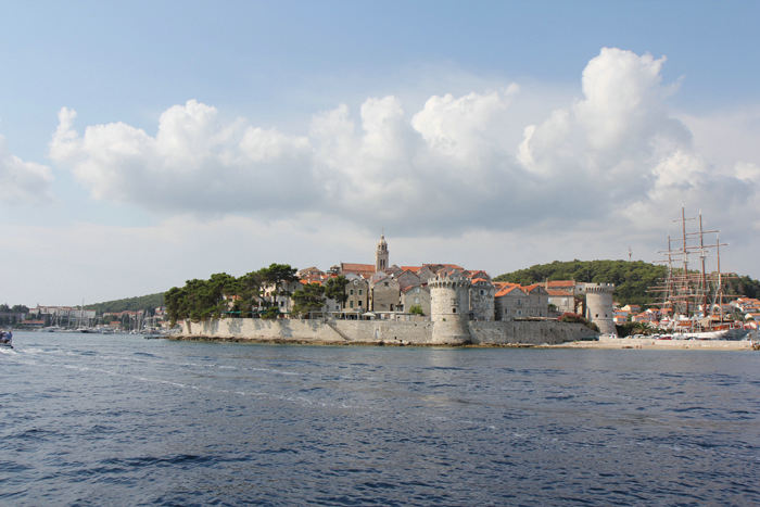 Korcula by på øen af samme navn, set ude fra vandet. Vi passerede den flere gange, her på vej fra Mljet til Vela Luka, der også ligger på Korcula.