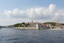 Korcula by på øen af samme navn, set ude fra vandet. Vi passerede den flere gange, her på vej fra Mljet til Vela Luka, der også ligger på Korcula.