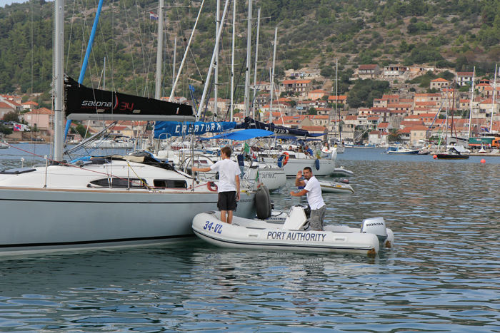 I Vela Luka på Korcula var der ikke plads ved kajen, så vi valgte at lægge os ved en af de udlagte bøjer. Der var store problemer med at få et anker til at holde. Her kommer de for at opkræve afgift for at benytte bøjen.