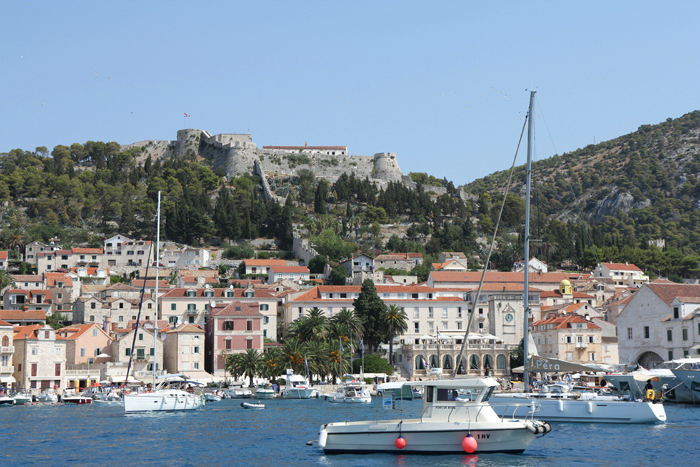 Hvar havn. Vi var en tur rundt i Hvar havn for at se, om der var en ledig plads, men alt var optaget, så vi sejlede ud til Palmizana Marina i stedet. 