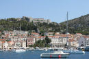 Hvar havn. Vi var en tur rundt i Hvar havn for at se, om der var en ledig plads, men alt var optaget, så vi sejlede ud til Palmizana Marina i stedet. 