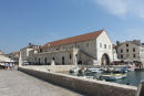Arsenalet, der ligger på sydsiden af torvet i Hvar. Hvar var en strategisk havneby, og her blev der bygget og repareret skibe. På første sal blev der indrettet teater i 1612, det første teater på Balkan. 
