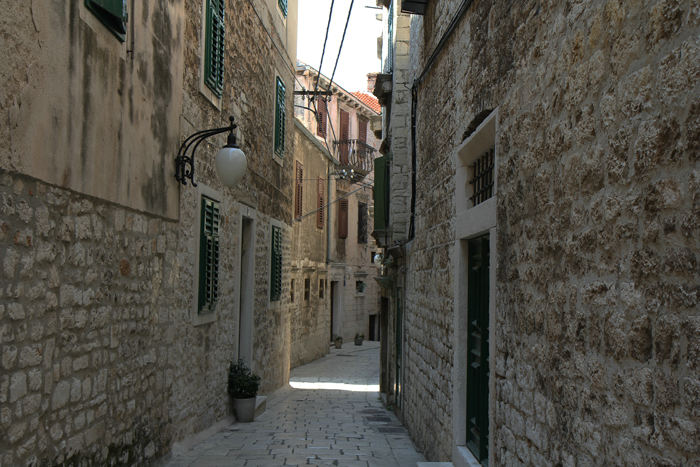 En af de smalle gader i Sibenik. Stenene, der er brugt til vejbelægningen, er slidt meget glatte, så man skulle passe på ikke at glide.