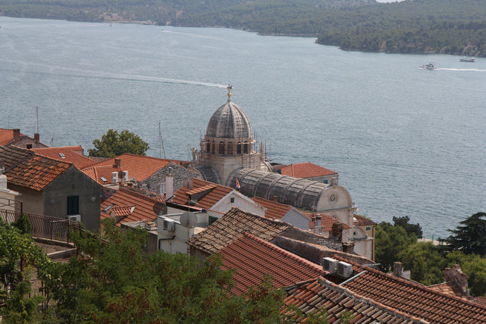 Udsigten oppe fra Skt. Anna-fæstningen i Sibenik ned over katedralen, der er under renovering. 