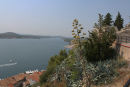 Udsigten oppe fra Skt. Anna-fæstningen i Sibenik og ind ad floden, der fører ind til Skradin og Krka-nationalparken. 