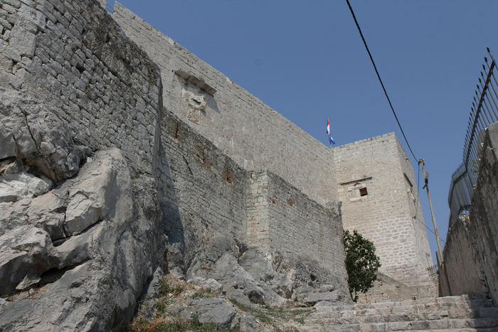 Skt. Anna-fæstningen er fra middelalderen og det ældste fæstningsanlæg i Sibenik. Det er renoveret, og på toppen er indrettet en friluftsscene.  