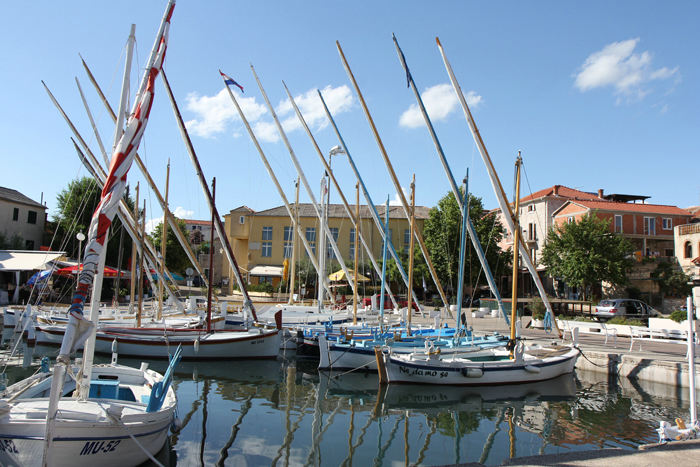 Den gamle havn i Betina var fyldt med nogle flotte gamle sejlbåde, som der afholdes kapsejlads med.