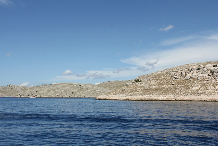 Naturparken Kornati. Det er en stor nøgen ø med en række mindre øer på vestsiden. Det er en meget speciel natur; derfor er den lavet til naturpark, og man skal betale afgift for at besøge den.